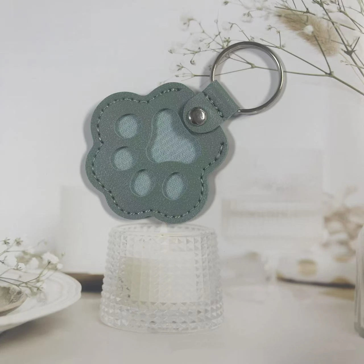 Dog Hair Collector Keychain Leather Pet Memorial Keepsake for Dogs and Cats, Fur Storage Pendant Charm Gift Keychain